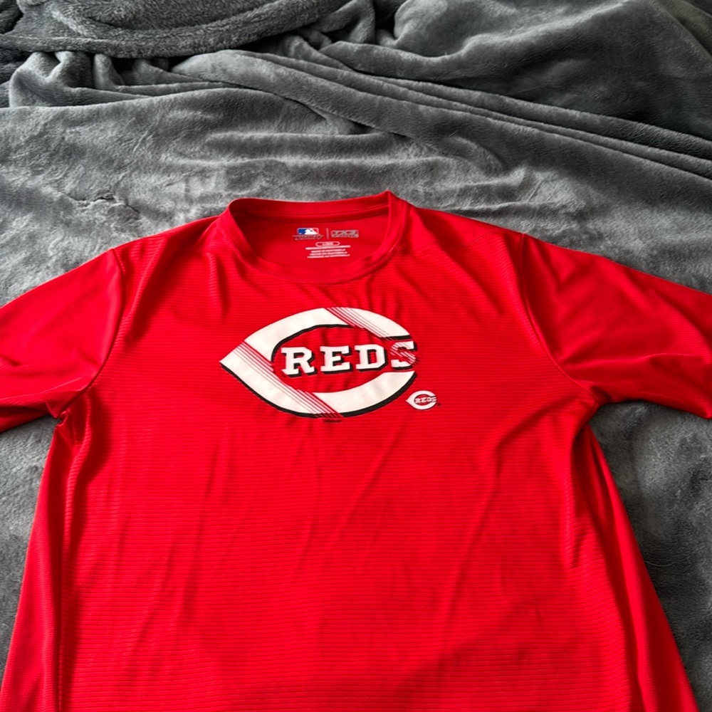 Men’s large Cincinnati reds t-shirt